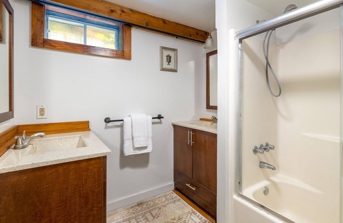 Town of Clermont Cabin | Modern Cabin/4-bedroom with Hot Tub in Germantown