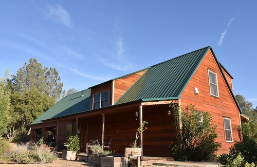 Mariposa House | Modern cabin located close to the El Portal entrance to Yosemite National Park.