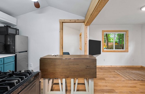 Mayfield Cabin | Modern Cabin on Arbutus Lake w/Pontoon Rentals