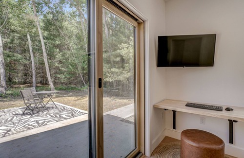 Siren House | Modern Cabin on Private Lake - HOT TUB KAYAKS INCLUDED