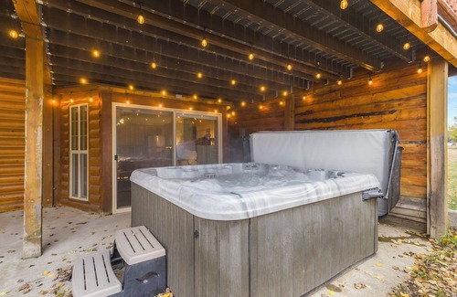 Island Park Cabin | Modern Cabin Perfect for YS Adventures: A/C, Hot Tub,Foosball Table, Fire Pit