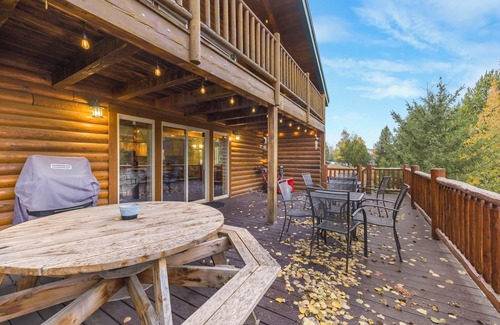 Island Park Cabin | Modern Cabin Perfect for YS Adventures: A/C, Hot Tub,Foosball Table, Fire Pit