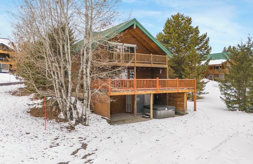 Island Park Cabin | Modern Cabin Perfect for YS Adventures: A/C, Hot Tub,Foosball Table, Fire Pit