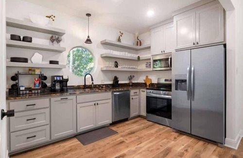 Tyler House | Modern Cabin Retreat Easy Drive to Canton/Tyler