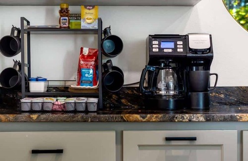 Tyler House | Modern Cabin Retreat Easy Drive to Canton/Tyler