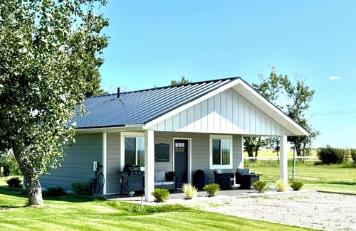 Fort Macleod Cabin | Modern cabin with King Bed, full kitchen and laundry.