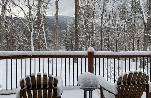 Gore Cabin | Modern cabin with fire pit, private hot tub, mountain views + dog friendly