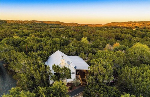 Uvalde Cabin | Modern Cabin with Hill Country Views