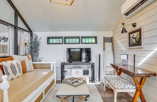 Camden Apartment | Modern Camden Villa w/ Deck, Near Tennessee River