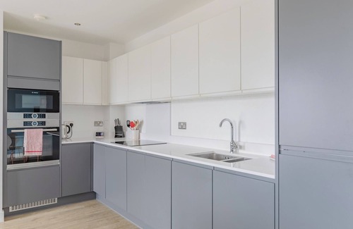 Stratford Apartment | Modern Canal-Side 1BD Flat, Heart of Hackney