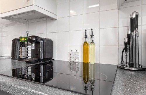 Canary Wharf Apartment | Modern Canary Wharf Apartment with King Size Bed