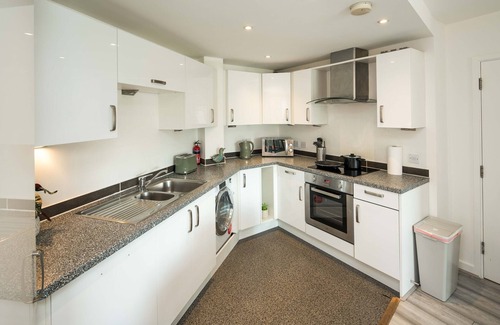 Limehouse Apartment | Modern CanaryWharf Apartments by Sleepy