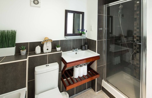 Limehouse Apartment | Modern CanaryWharf Apartments by Sleepy