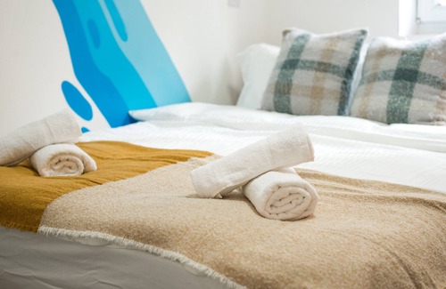 Limehouse Apartment | Modern CanaryWharf Apartments by Sleepy