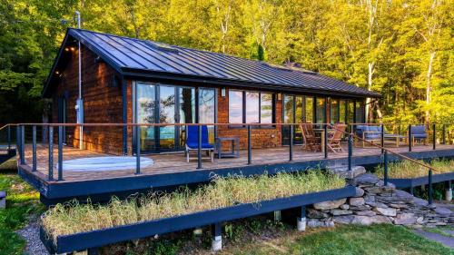 Glenford House | Modern Catskills Escape w Open Living Steam Shower Hot Tub w Mountain Views Minutes from Woodstock Trails Suncliff Vista
