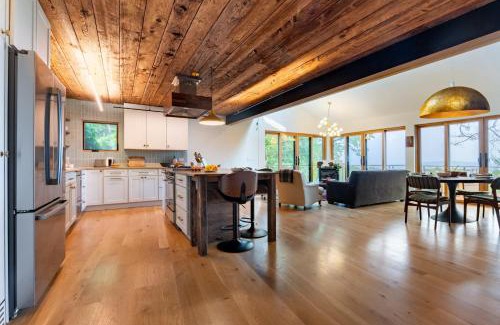 Glenford House | Modern Catskills Escape w Open Living Steam Shower Hot Tub w Mountain Views Minutes from Woodstock Trails Suncliff Vista