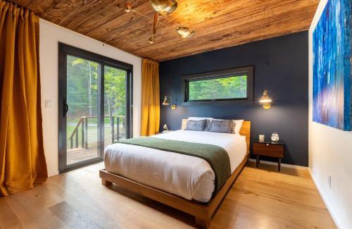 Glenford House | Modern Catskills Escape w Open Living Steam Shower Hot Tub w Mountain Views Minutes from Woodstock Trails Suncliff Vista
