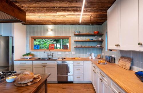 Glenford House | Modern Catskills Escape w Open Living Steam Shower Hot Tub w Mountain Views Minutes from Woodstock Trails Suncliff Vista