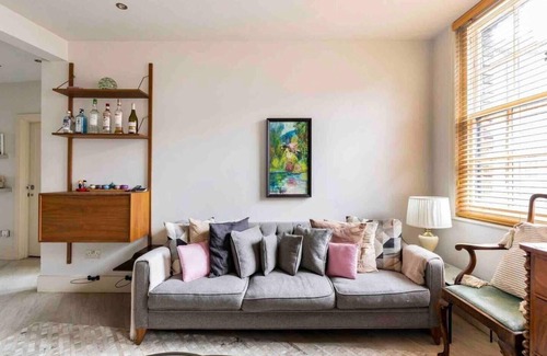 Vincent Square House | Modern Central 3-BRs house with 3 Bths 2 HotTube