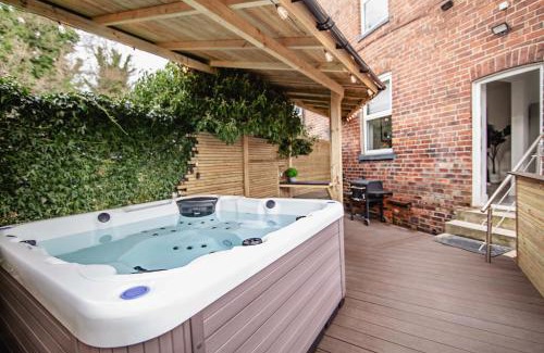 Sheffield House | Modern Central Luxury Home with Hot Tub Sauna 12PPL