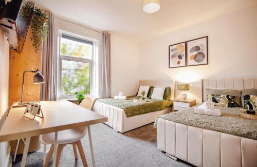 Sheffield House | Modern Central Luxury Home with Hot Tub Sauna 12PPL