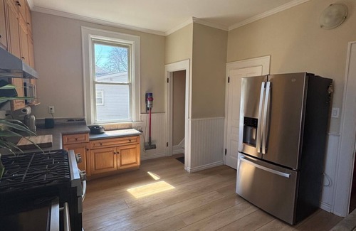 Sarnia House | Modern Century Home. Walk Downtown. 10 mins to Beach