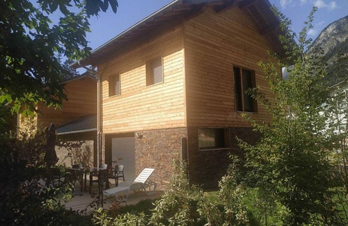 Pralognan-la-Vanoise Ski Chalet | Modern Chalet - Near Center, Sleeps 8, Parking, Close to Cable Car, Pool & Ice Rink