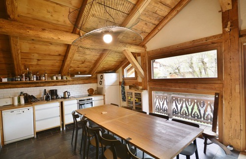 Morzine Apartment | Modern chalet for 10 near slopes with parking and WIFI