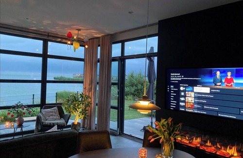 Enkhuizen House | Modern chalet in the first row on Enkhuizer beach with exceptional sea views