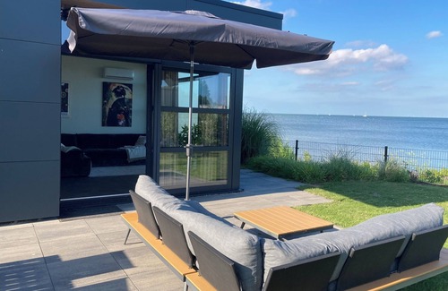 Enkhuizen House | Modern chalet in the first row on Enkhuizer beach with exceptional sea views