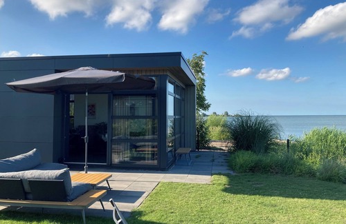 Enkhuizen House | Modern chalet in the first row on Enkhuizer beach with exceptional sea views