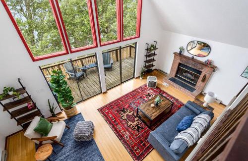 Ridgeway Ski Chalet | Modern Chalet w Hot Tub, Large Deck, Grill & WiFi