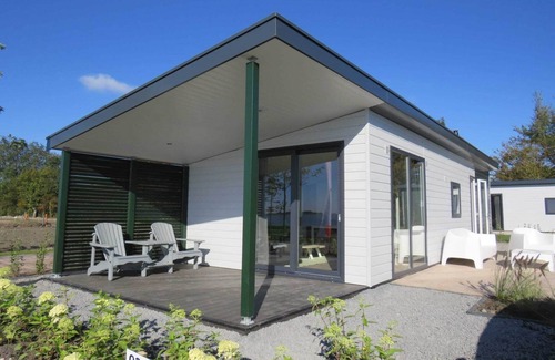 Bovenkarspel Ski Chalet | Modern chalet with dishwasher near Markermeer