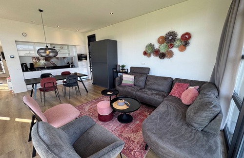 Enkhuizen House | Modern Chalet with Exceptional Lake Views, Private Fenced Garden, Near the Beach