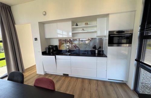 Enkhuizen House | Modern Chalet with Exceptional Lake Views, Private Fenced Garden, Near the Beach