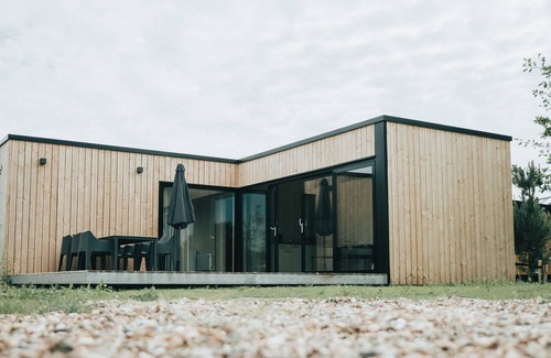 Ouddorp Cottage | Modern chalet with terrace, located in a holiday park 800 m. from the beach