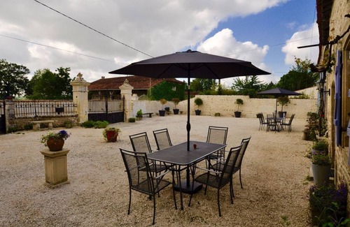 Nere Cottage | Modern Charentais gîte, heated pool, free wifi. Kids can be kids & adults relax