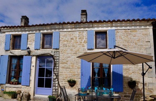 Nere Cottage | Modern Charentais gîte, heated pool, free wifi. Kids can be kids & adults relax