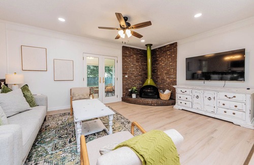 Perry House | Modern Charm at The Jade House, Fenced Yard, Fast Wifi