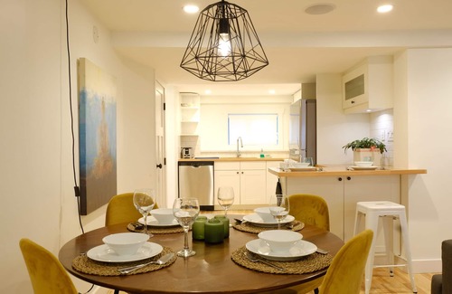 Kensington-Cedar Cottage House | Modern & Charming 3BR Suite in Character Home