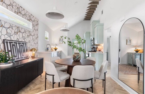 Northside House | Modern Chic 2-bedroom bungalow with WiFi and AC near Downtown Houston