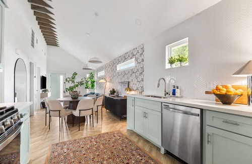 Northside House | Modern Chic 2-bedroom bungalow with WiFi and AC near Downtown Houston