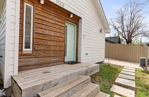 Northside House | Modern Chic 2-bedroom bungalow with WiFi and AC near Downtown Houston