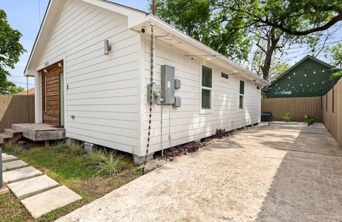 Northside House | Modern Chic 2-bedroom bungalow with WiFi and AC near Downtown Houston