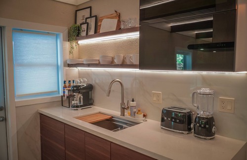 Victoria Park Condo | Modern & Chic Condo Prime Location Run by Owners