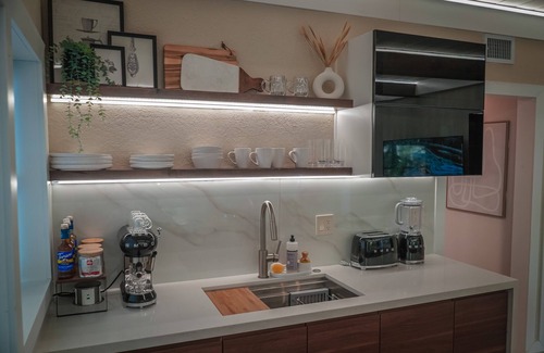 Victoria Park Condo | Modern & Chic Condo Prime Location Run by Owners