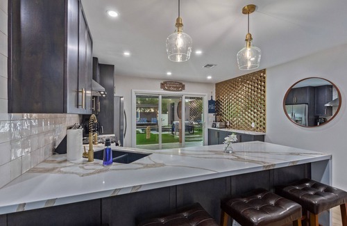 Garfield House | Modern Chic Downtown 3BD 3BR with Pool and Spa