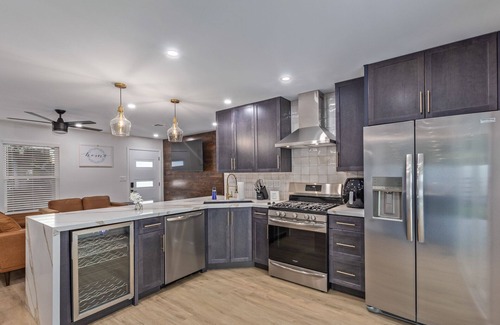 Garfield House | Modern Chic Downtown 3BD 3BR with Pool and Spa