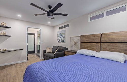 Garfield House | Modern Chic Downtown 3BD 3BR with Pool and Spa