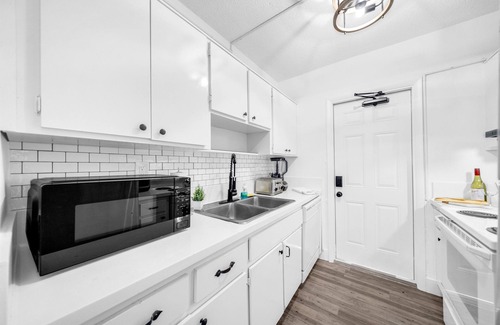Survey Creek Apartment | Modern Chic Getaway - Sleeps 10 - Palmwavestays